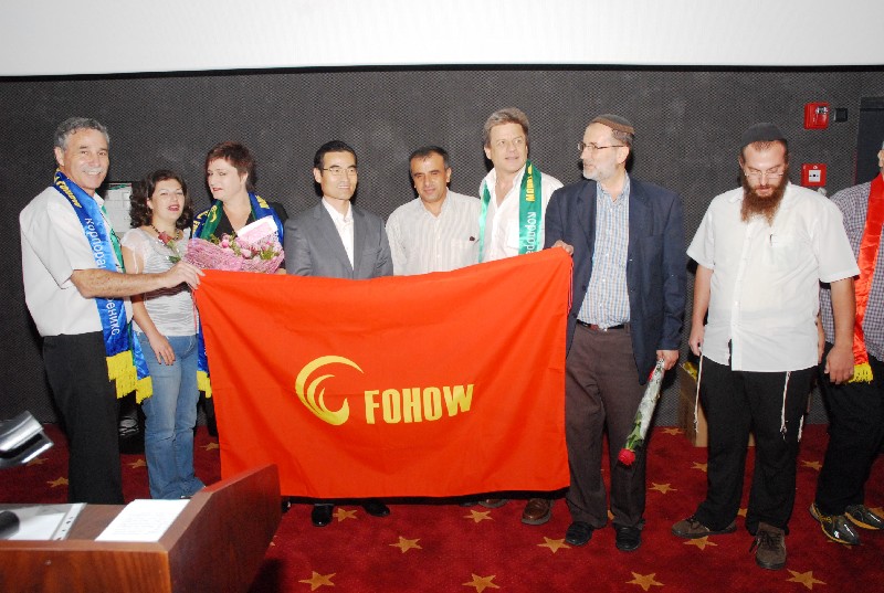 בכנס חגיגי שנערך בחודש יולי 2010 עם נשיא הקונצרן מר חאן ג'ינמין - עומד במרכז הדגל